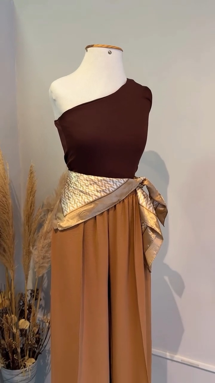 Detalhes do look vinho e caramelo com lenço
