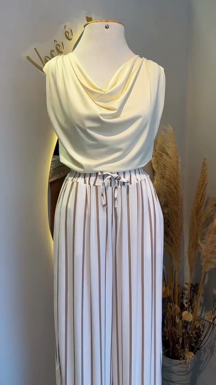Detalhes do look em tons claros com peça listrada na vitrine