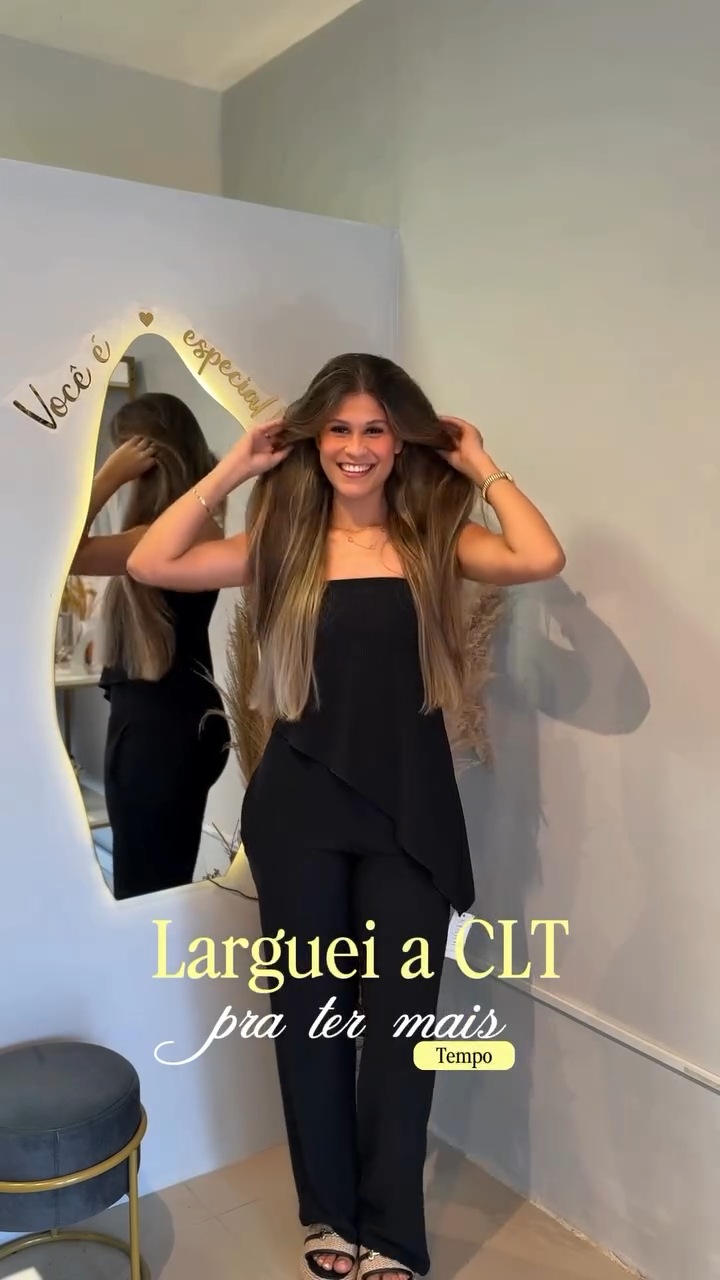 A proprietária da Marilu sorrindo dentro da loja