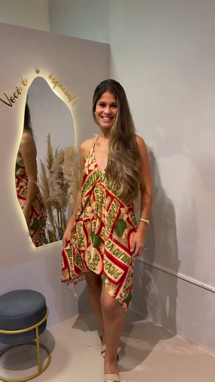 Vestido estampado e colorido apresentado em vídeo da Marilu