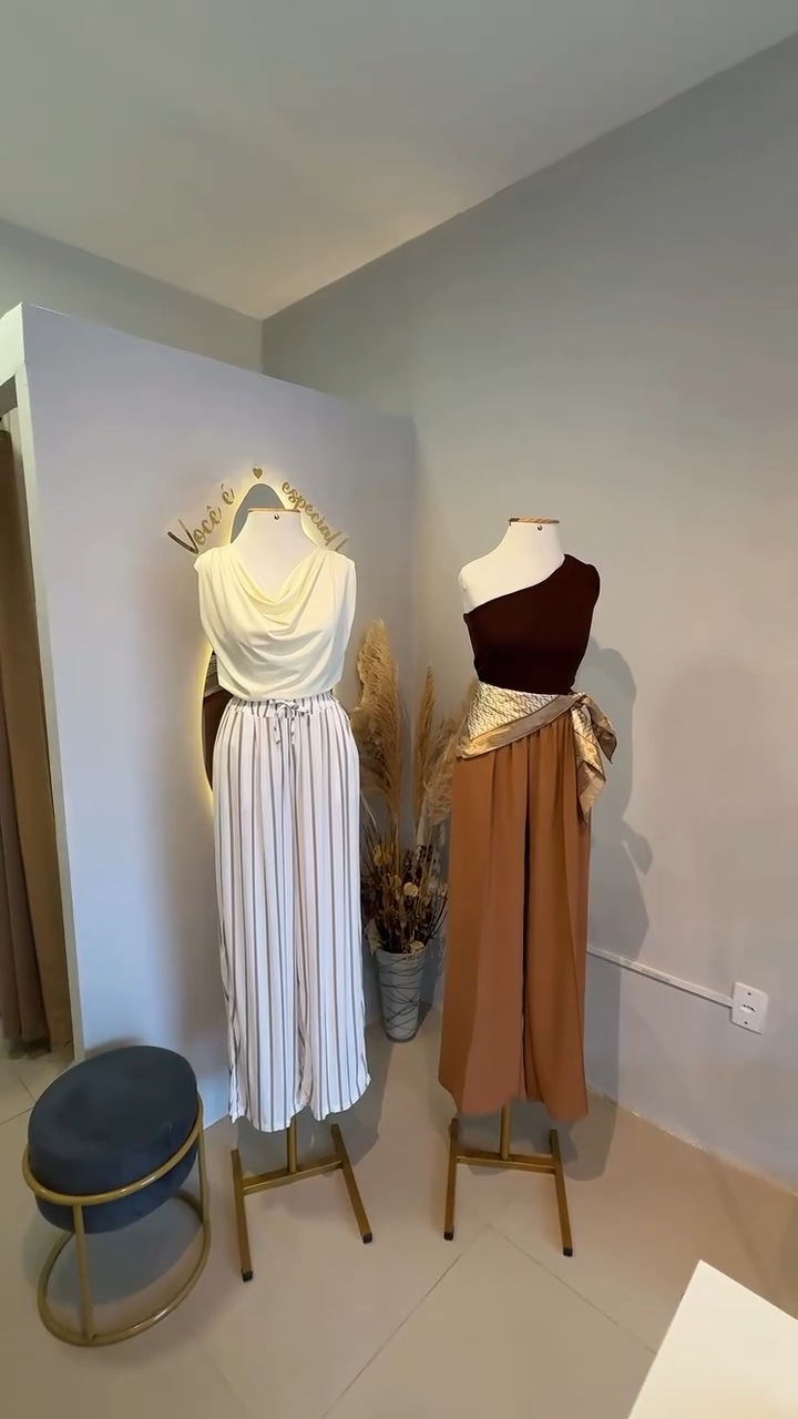 A vitrine da Marilu com duas combinações em tons claros, vinho e caramelo